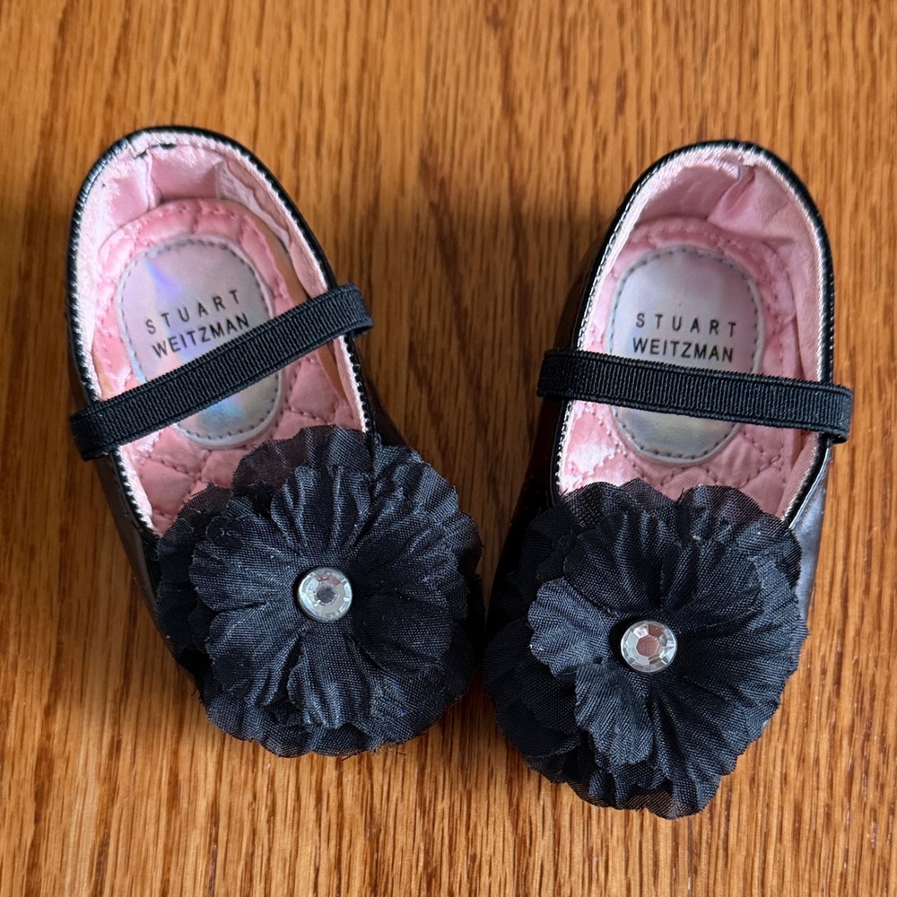 Stuart Weitzman Kids Dress Shoes in Black with Pink Interior